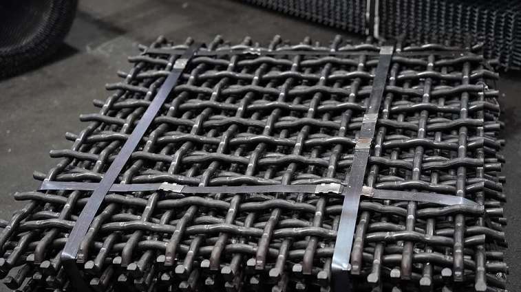 Why is manganese steel crimped mesh more wear-resistant?